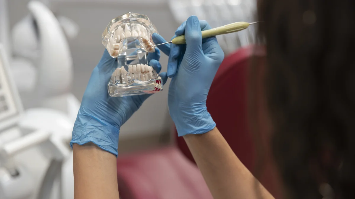 Un robot dentar cât un dop de plută ar putea revoluționa montarea coroanelor dentare
