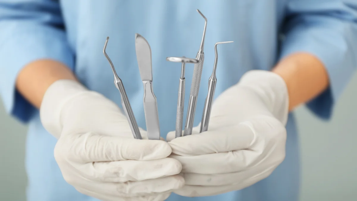 Piața consumabilelor stomatologice din România trece printr-o transformare accelerată: cabinetele rămân fragmentate, distribuția se consolidează