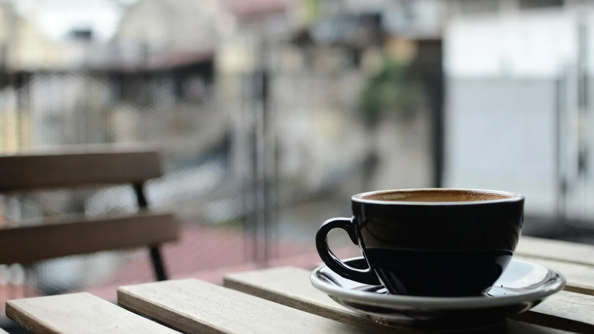 Cafeaua pătează dinții? Ce spun studiile medicale recente și cum îți protejezi zâmbetul