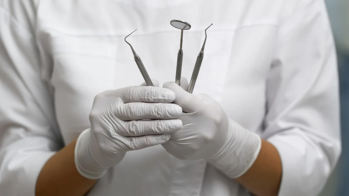 Piața muncii pentru stomatologi: cerere activă atât în clinicile private din România, cât și în străinătate