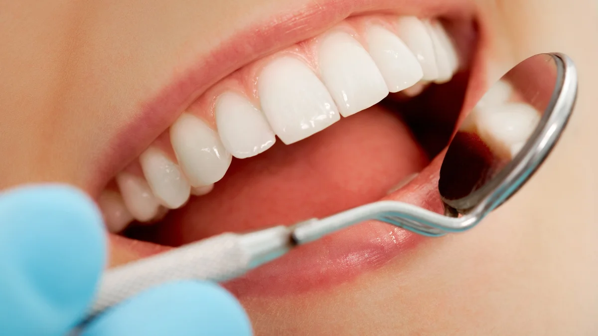 De ce îți sângerează gingiile? Cauze și tratamente explicate